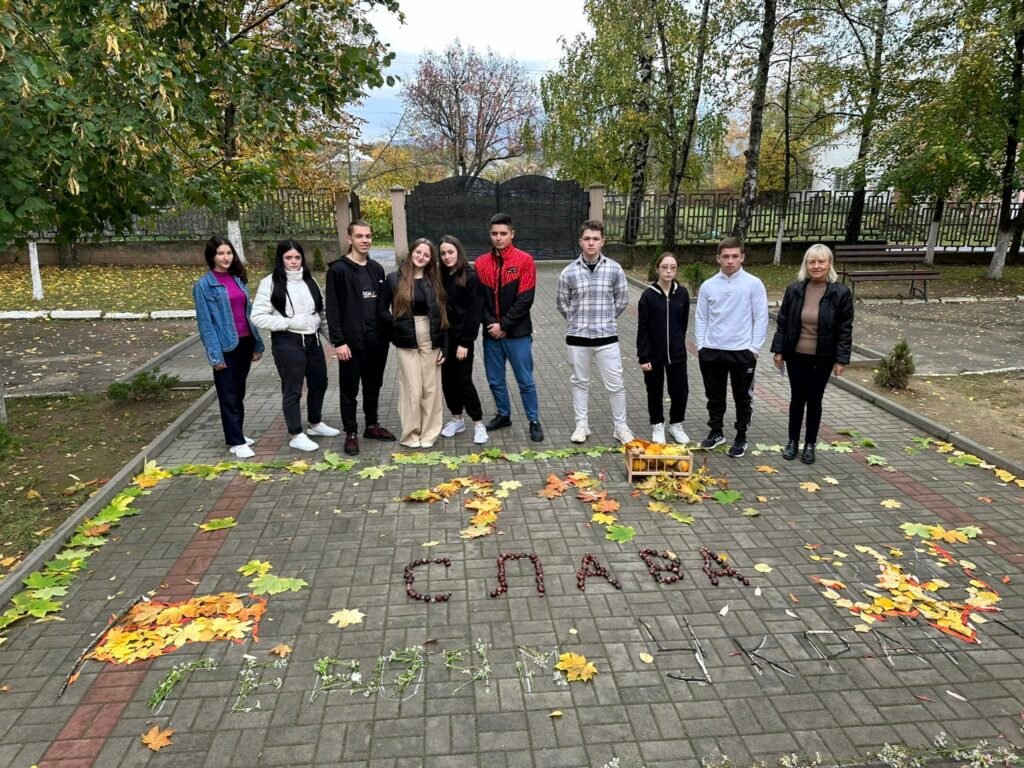 "Малюнок на асфальті з природніх матеріалів" 392945163 848267163966337 223890627099936357 n