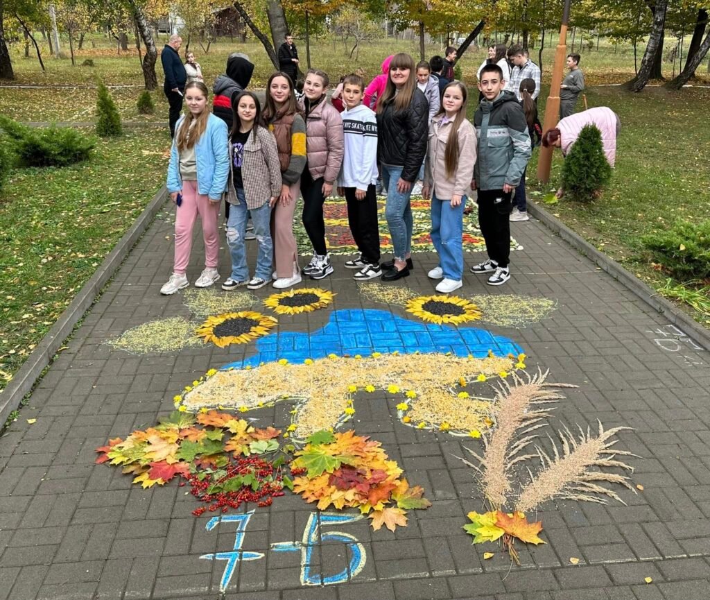 "Малюнок на асфальті з природніх матеріалів" 395450054 848266877299699 5144212046053022710 n