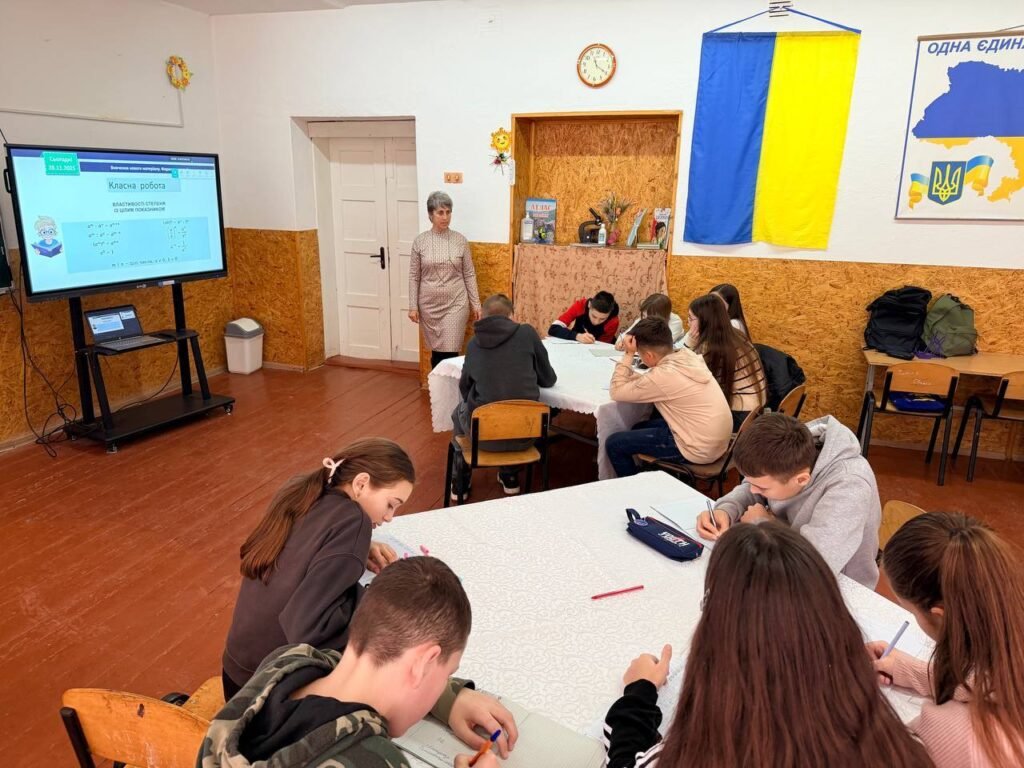 Відкритий урок з алгебри у 8-А класі на тему "Властивості степеня із цілим показником" 600360530 1513421840784196 3925688125890520340 n