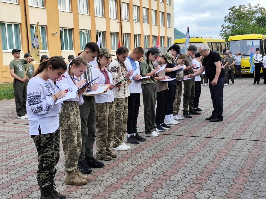 Наш рій «Непереможні» повернувся з районного етапу Всеукраїнської дитячо-юнацької військово-патріотичної гри «Сокіл» («Джура»), що проходив в м.Хуст 703399109 1665644855561893 5938642641131778514 n